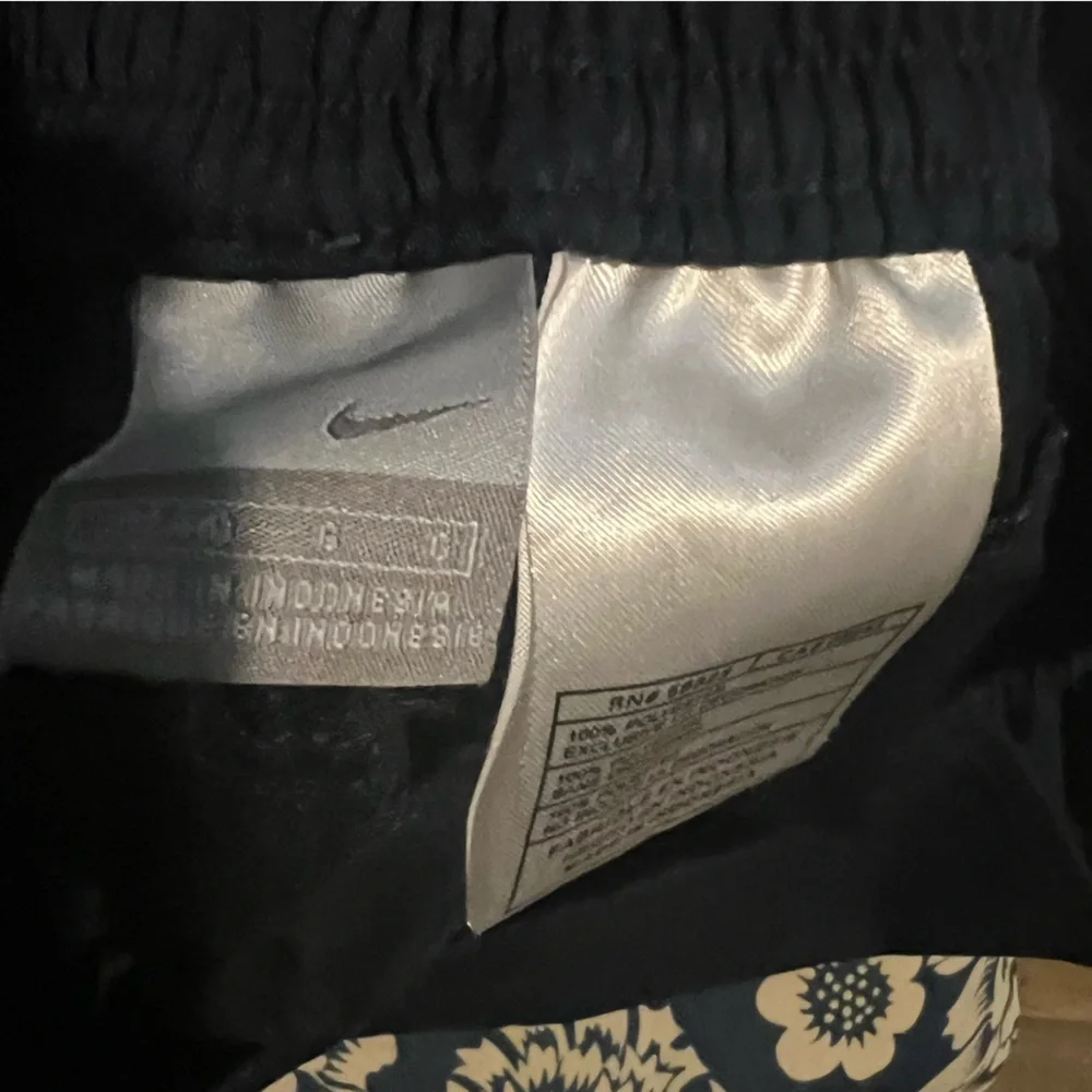 Vintage Nike Y2K navy blue cropped golf capris.  Size large (12/14).